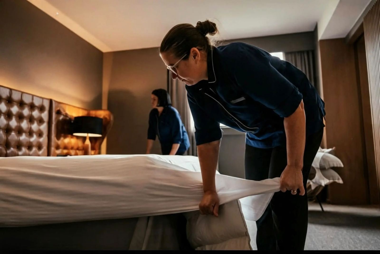 Quarto de hotel: cama refeita, enxoval trocado
