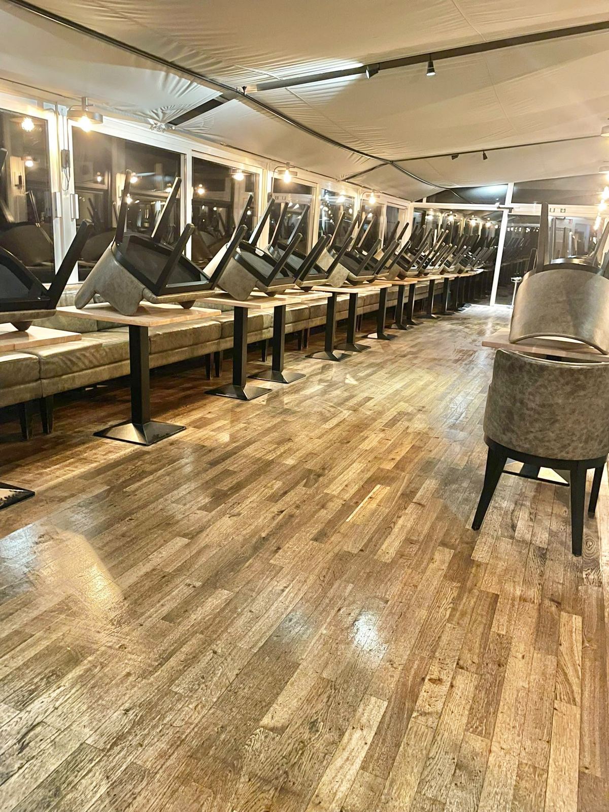 Piso de madeira do salão